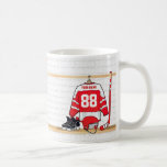 Mug Hockey sur glace rouge et blanc personnalisé<br><div class="desc">Des sports uniques et d'amusement conçoivent avec un jersey personnalisé de hockey sur glace accrochant dans un vestiaire avec un casque, des patins de glace et un bâton de hockey. Le jersey peut être entièrement personnalisé avec le nombre et le nom de votre choix pour faire un grand cadeau pour...</div>