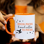 Mug Hocus Pocus Moderne Orange et Noir Halloween<br><div class="desc">"Hocus Pocus I need coffee to focus" est une tasse à café personnalisée pour Halloween qui présente un design moderne de typographie orange et noir avec des accents de sorcière volante et d'étoiles.</div>