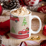 Mug Holiday Tree with Vintage Camion Merry Christmas<br><div class="desc">Ajoutez une touche vintage festive à votre décor de cuisine de maison de vacances avec cette tasse de café personnalisée. Mug a un motif de camion transportant des cadeaux, des arbres de Noël avec des ornements et de la neige, et le texte Joyeux Noël avec votre nom de famille et...</div>