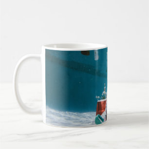 Mug Homme assis sur une chaise sous l'eau avec botte f