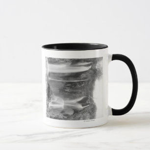 Mug Homme debout sous la chute de Spearfish Photograph