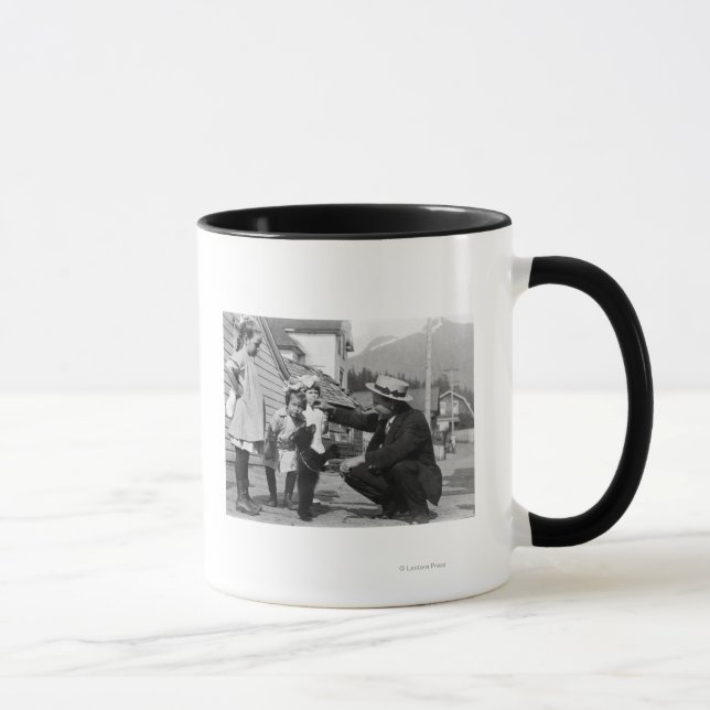 Mug Homme et enfants jouant avec Bear Cub On Leas (Droite)