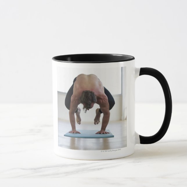 Mug Homme faisant la séance d'entraînement sur le (Droite)