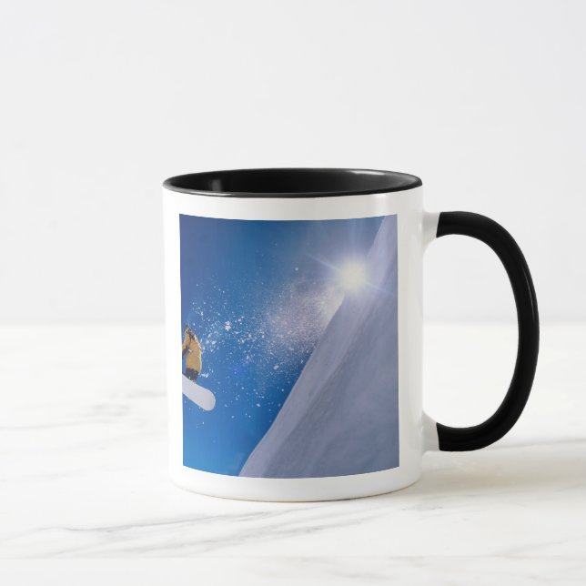 Mug Homme volant dans les airs sur un snowboard avec (Droite)