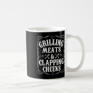 Mug Hommes grillant de la viande et se claquant dans l