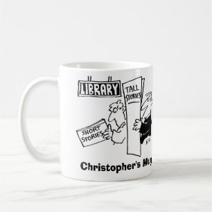 Mug Hommes lisant des livres à la bibliothèque. Ajoute
