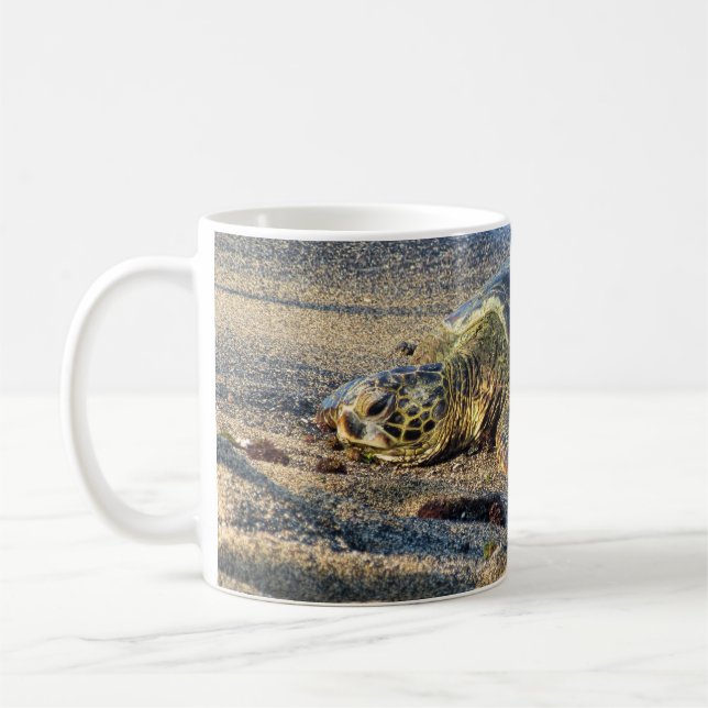 Mug Honu se reposant sur le sable (Gauche)