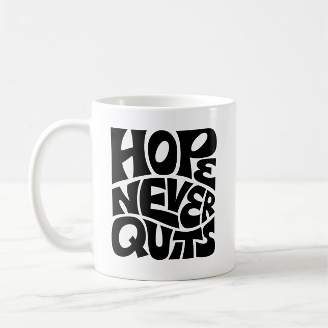 Mug Hope Never Quits Inspirational Typography Design (Gauche)