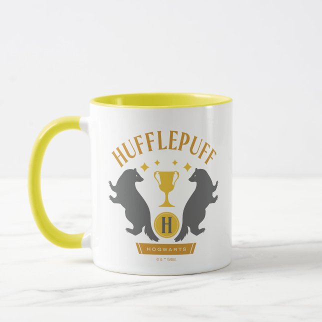 Mug HUFFLEPUFF™ Badger and Cup House Pride Graphisme (Gauche)