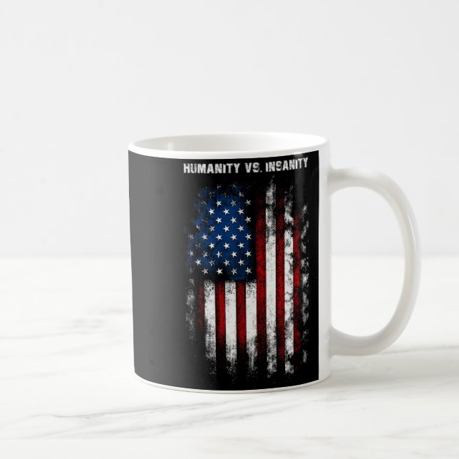 Mug Humanity Vs. Insanity Distressed American Patrioti (Droite)