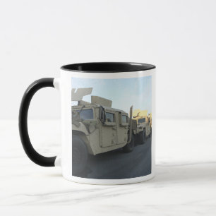 Mug Humvees se reposent sur le pilier à la ville de