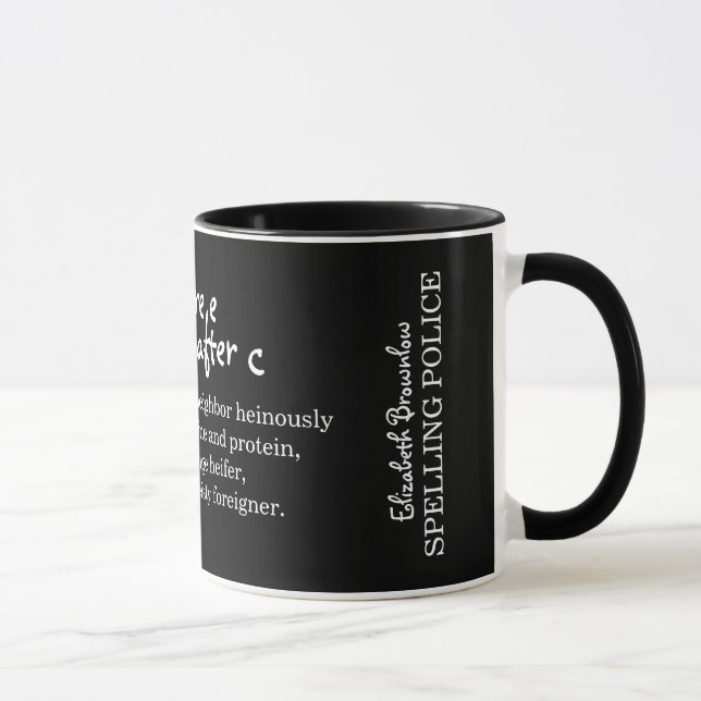 Mug I devant la police d'orthographe d'E personnalisée (Droite)