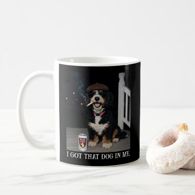 Mug I Got That Dog In Me, Funny Bernedoodle Meme (Avec donut)