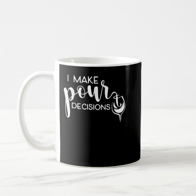 Mug I Make Pour Decisions Funny Wine Drinking T-Shirt (Gauche)