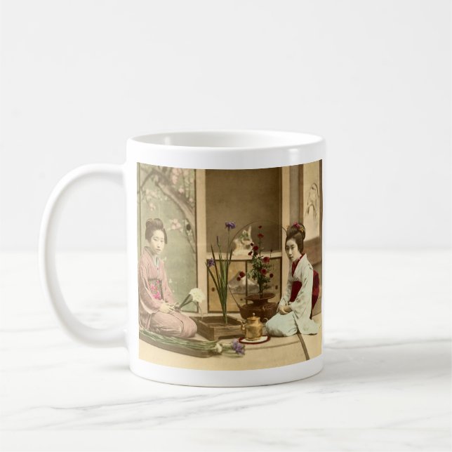 Mug Ikebana - belles filles de kimono arrangeant des (Gauche)