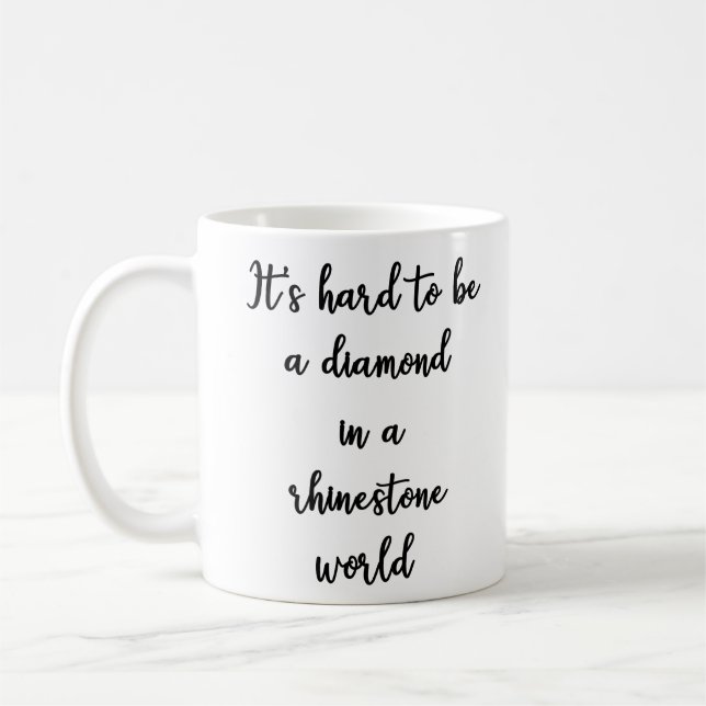 Mug Il est difficile d'être un diamant dans un monde (Gauche)