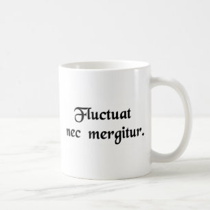 Mug Il est jeté en l'air par les vagues mais il ne
