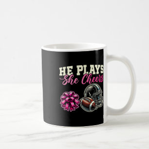 Mug Il joue Elle acclame Football Cheerleading Cheer M