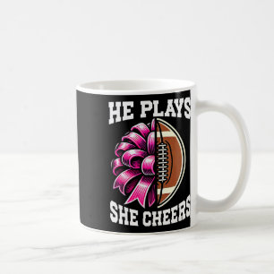 Mug Il joue Elle applaudit Football Cheer Maman Cheerl