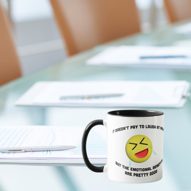 Mug Il n'est pas payant de rire au travail (Créateur téléchargé)