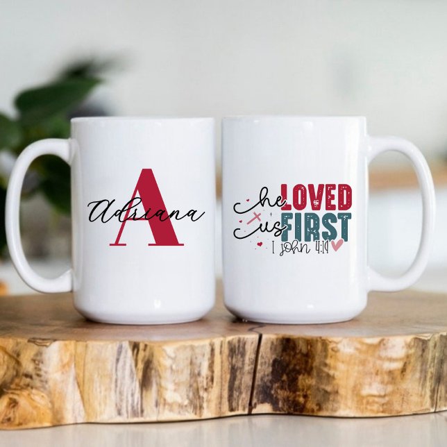 Mug Il Nous A Aimés En Premier Monogramme Initial Nom (He Loved Us First Monogram Initial Name Coffee Mug)