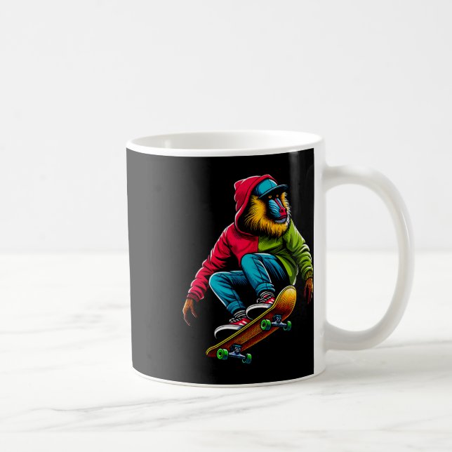 Mug Illustration d'art cool funky de mandrill en skate (Droite)