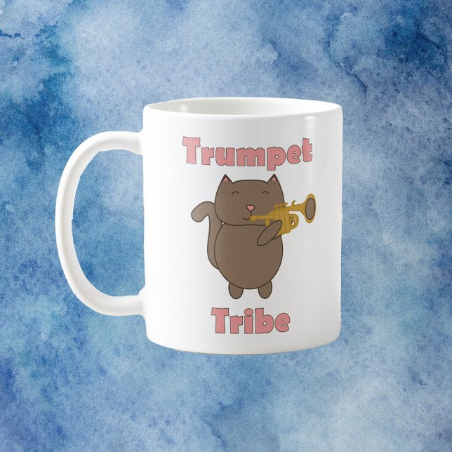 Mug Illustration de chat de la tribu de trompette mign (A mug with a cute brown cat playing the trumpet with the words trumpet tribe.)