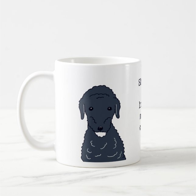 Mug Illustration drôle d'un Labradoodle café d'abord (Gauche)