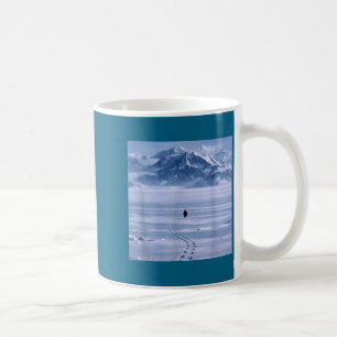 Mug Illustration d'un manchot solitaire marchant vers