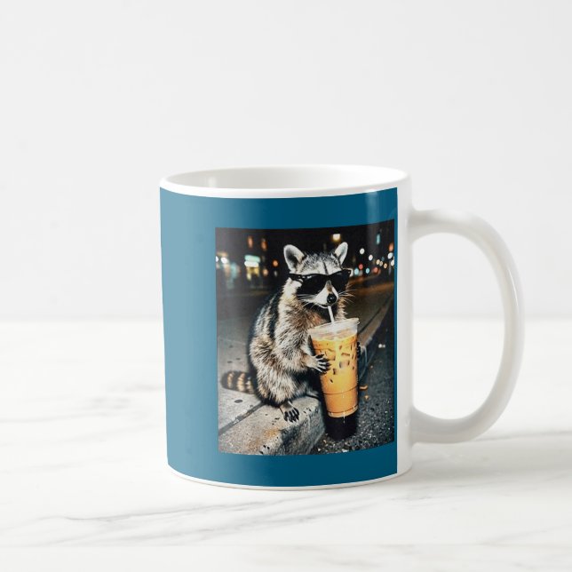 Mug Illustration mignonne de raton laveur drôle buvant (Droite)
