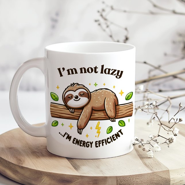 Mug "I'm Energy Efficient" Mignonne Parfum Sarcastique ("I'm Energy Efficient" Cute Funny Sarcastic Sloth Coffee Mug on a boho kitchen table with flowers)