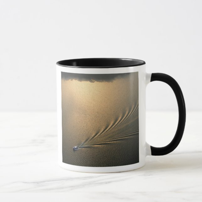 Mug image aérienne d'un bateau dans le lac Gatun Panam (Droite)