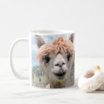 Mug Image de sourire mignonne de photo d'alpaga<br><div class="desc">Une image mignonne et souriante de photographie d'alpaga.  Visage de plan rapproché d'un alpaga beige,  blanc,  fauve. Il a un sourire pour son plan rapproché. L'alpaga est semblable,  et souvent confus avec,  au lama. 
Belle photographie domestiquée d'animal de ferme que vous pouvez personnaliser et ajoutez votre nom.</div>