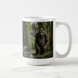 Mug Immense Bigfoot assis dans les Bois