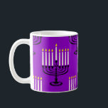 Mug imprimé juif violet menorah hanoukka<br><div class="desc">"menorah violet hanoukka tirage juif ",  "hanoukka violet",  "menorah violet",  "hanoukka menorah",  menorah,  "happy hanoukka",  channukah,  hannukah,  Hanoukka, ,  "vacances juives"</div>