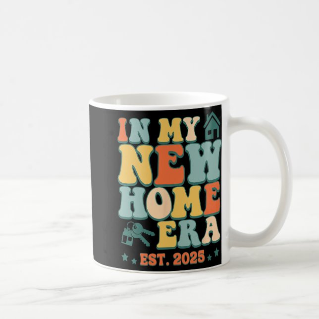 Mug In My New Home Era, Funny New Homeowner Est. 2025  (Droite)