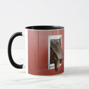 Mug Indicateur allemand regardant dehors, par le