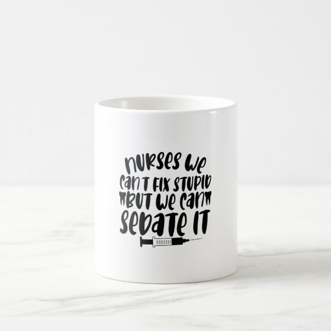 Mug Infirmière-cadeau Nous ne pouvons pas réparer Stup (Centre)