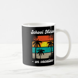 Mug Infirmière scolaire en vacances plage palmiers cro