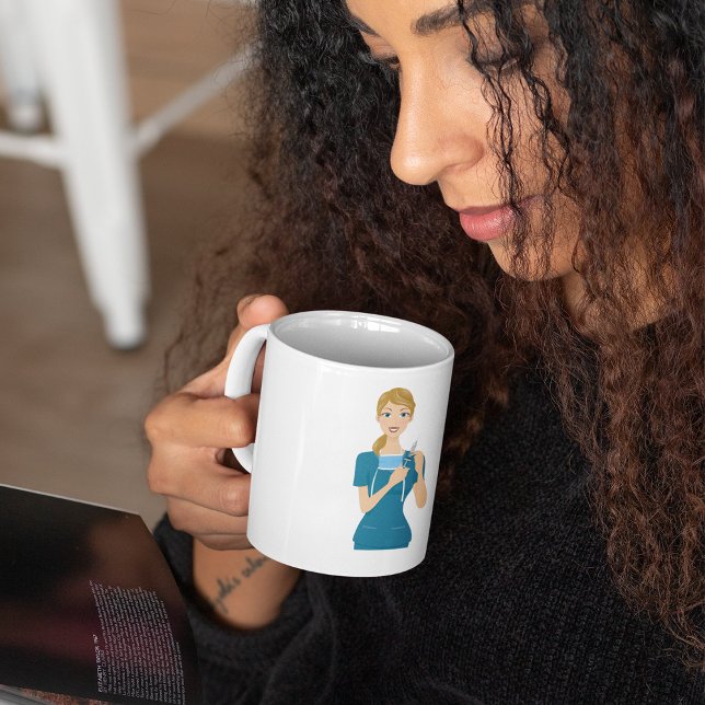 Mug Infirmière souriante avec seringue (Créateur téléchargé)