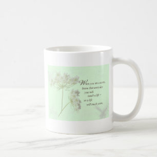 Mug Infirmière Touche une vie avec des fleurs sauvages
