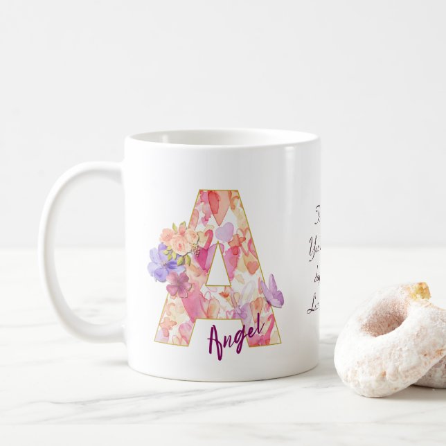 Mug Initiale A d'ange personnalisée avec motif de cœur (Avec donut)