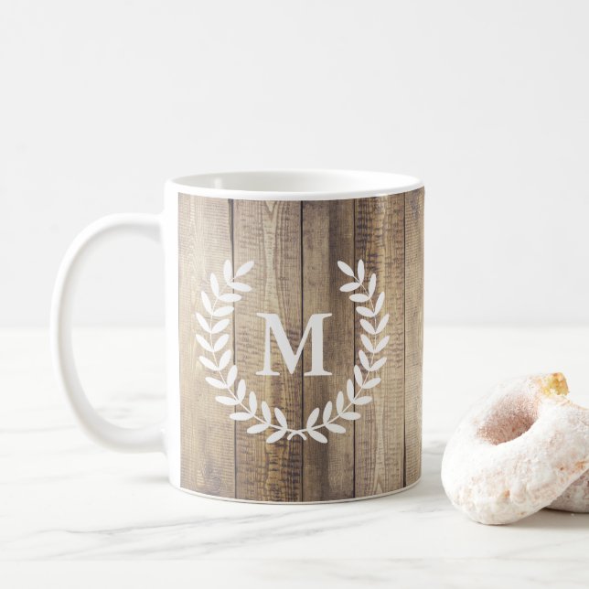 Mug Initiale en bois de lauriers de ferme de planches (Avec donut)
