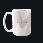 Mug Initiale et nom personnalisés surdimensionnés mode<br><div class="desc">Rendez votre rituel matinal plus personnel avec cette tasse à nom monogramme audacieuse et moderne. Avec une initiale surdimensionnée dans un rose doux et atténué et un nom superposé élégant, ce design est un clin d'œil stylé au minimalisme. Que vous sirotiez votre café préféré, votre thé ou votre cacao, cette...</div>