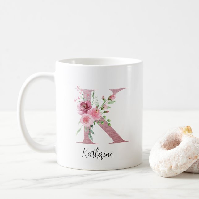 Mug Initiale florale K Roses Blush Modifiable Nom (Avec donut)