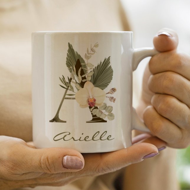 Mug Initiale Un Boho Floral Orchidée Vert Nom Personna (Start your day with this lovely boho floral mug. Choose your initial and name for a personal touch.)