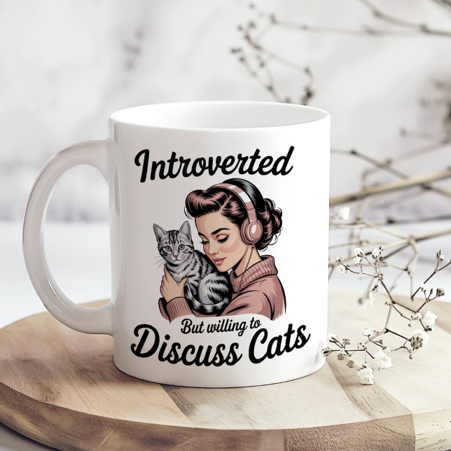 Mug "Introverti Mais Prêt à Discuter des Chats" Drôle ("Introverted But Willing to Discuss Cats" Funny Coffee Mug on a sunny boho kitchen table.)