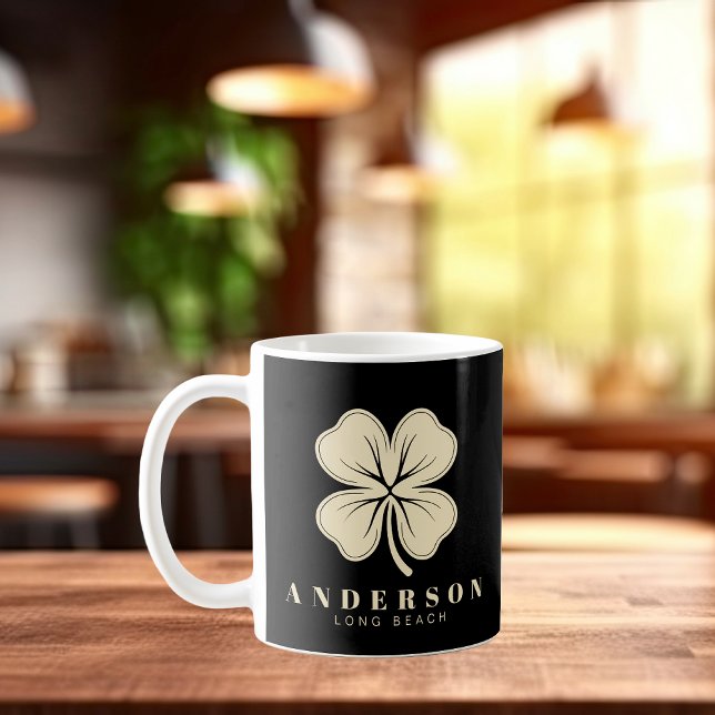 Mug Irlandais Lucky Four Leaf Clover avec nom noir (Créateur téléchargé)
