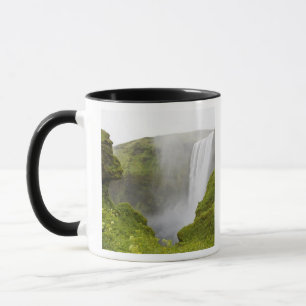Mug Islande. La cascade de Skogarfoss plonge sur une