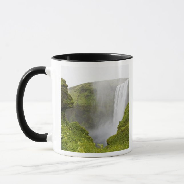 Mug Islande. La cascade de Skogarfoss plonge sur une (Gauche)